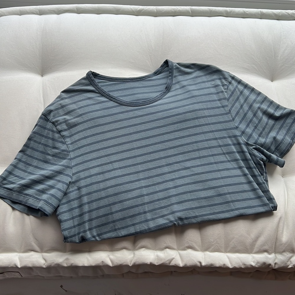 size medium lululemon short sleeve shirt// size medium - Picture 4 of 5